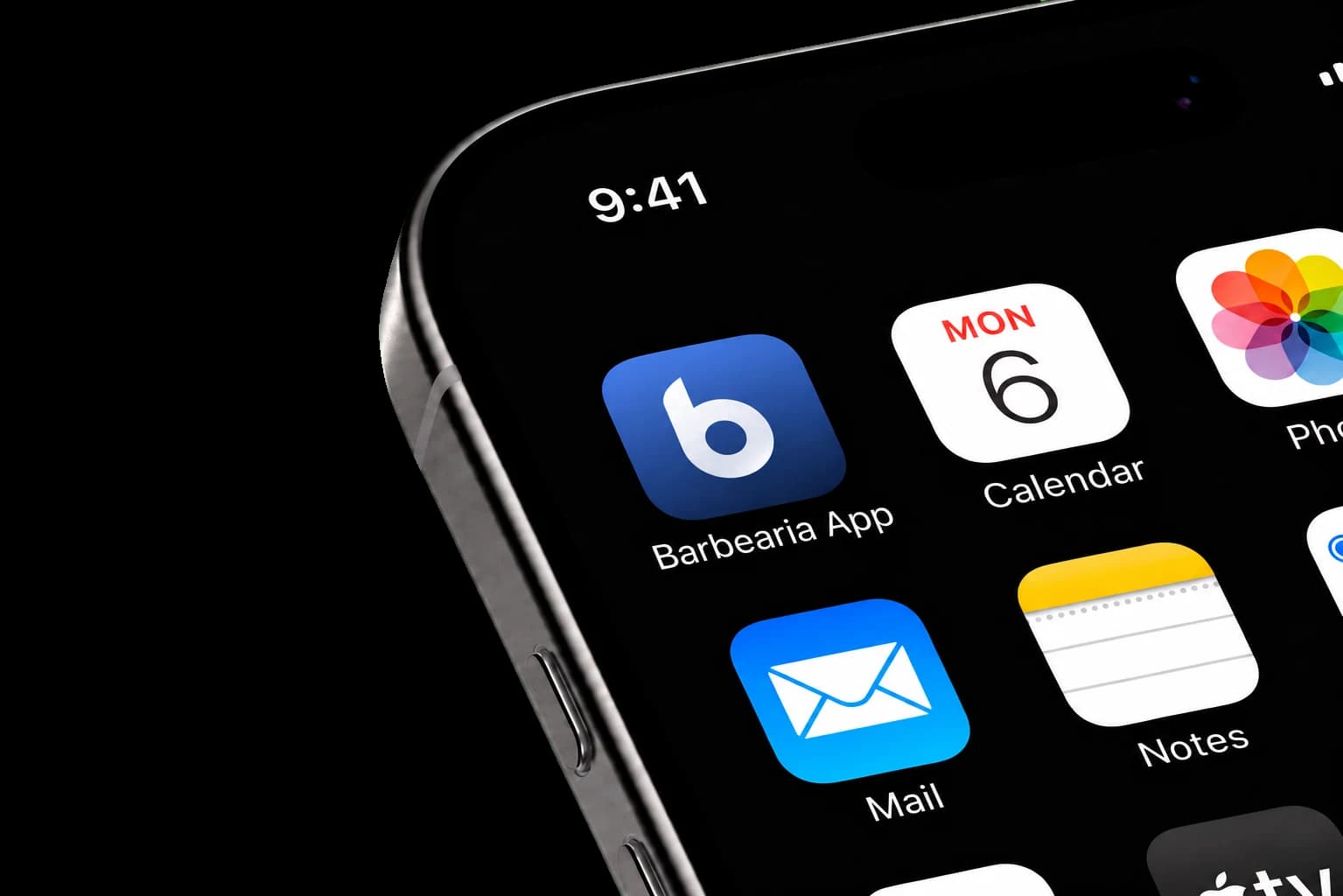 Ícone do barbearia.app na tela inicial de um iPhone, com o nome Barbearia App